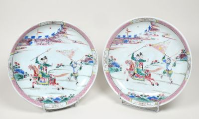 paire d'assiettes chinoises de style « famille » représentant des personnages dans un paysage