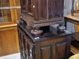 une chaise jaune posée devant une armoire en bois