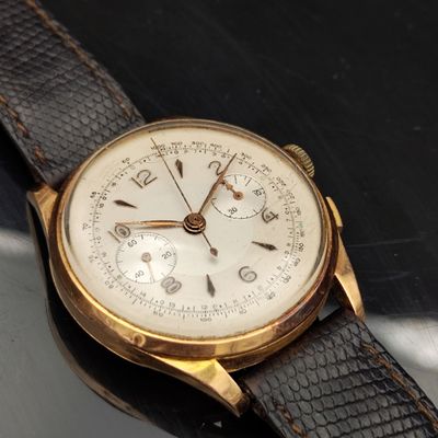 gros plan d'une montre sur une surface noire