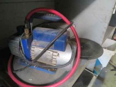 une image représentant une machine à laquelle un tuyau est raccordé sur le côté
