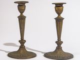 paire de chandeliers anciens en laiton sur fond blanc