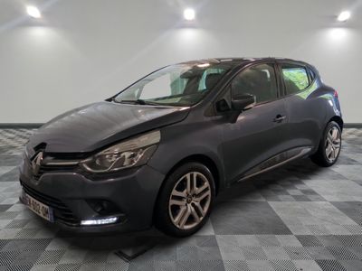 une voiture grise est garée sur le sol à carreaux d'un garage