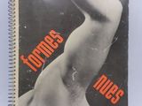 un vieux livre sur lequel figure l'image d'une femme nue