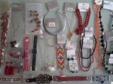 de nombreux colliers et bracelets de toutes sortes exposés sur une table