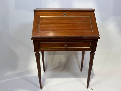 Petit bureau de pente en merisier mouluré ouvrant par un tir… - Photo 1