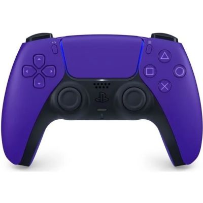 un gros plan d'une manette violette sur fond blanc