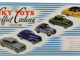 une boîte contenant des petites voitures Dinky Toys pour le rangement du café