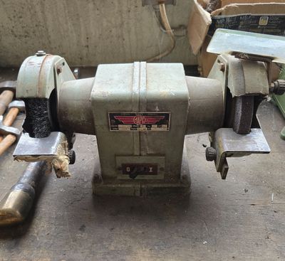 une machine posée sur le sol de la pièce