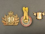 deux médailles et une médaille posées sur une table avec un fond noir
