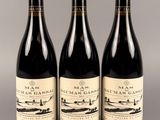 trois bouteilles de vin sont posées côte à côte sur une table