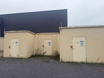 trois portes sur le côté d'un immeuble, avec le ciel en arrière-plan