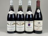 quatre bouteilles de vin sont alignées sur une table