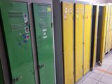 de nombreux casiers alignés dans le couloir d'un immeuble