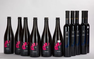 six bouteilles de vin sont alignées sur une surface blanche