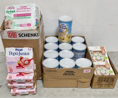 Plusieurs boîtes de yaourt, du yaourt et encore du yaourt sont posées par terre