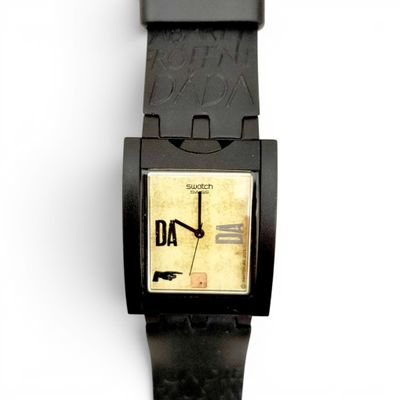 une montre noire avec un cadran jaune sur fond blanc