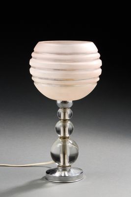 une photo d'une lampe de table avec un abat-jour en verre
