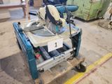 une machine posée sur une palette dans un entrepôt