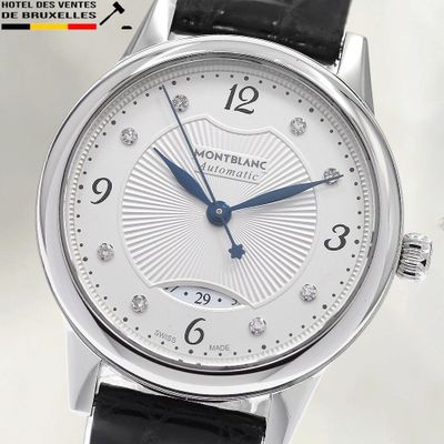 Gros plan sur une montre-bracelet ornée de diamants