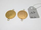 deux pièces d'or auxquelles est attachée une étiquette indiquant leur prix