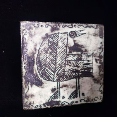 une image d'une tuile avec un oiseau dessus