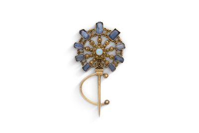 un gros plan d'une broche ornée de pierres bleues
