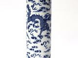 un vase bleu et blanc orné d'un dragon