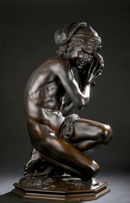 une statue en bronze représentant une femme assise sur un socle, la main posée sur le visage