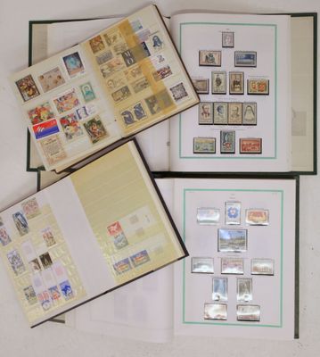 trois livres ouverts, sur lesquels sont apposés des timbres, posés sur une table