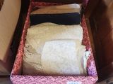 une boîte rose contenant une chemise blanche