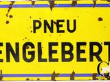 un panneau jaune et noir sur lequel est inscrit « pneu englebertt »