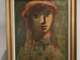 tableau représentant une femme coiffée d'un chapeau rouge, posé sur un chevalet