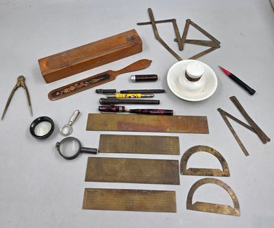 un grand nombre d'outils posés sur une table