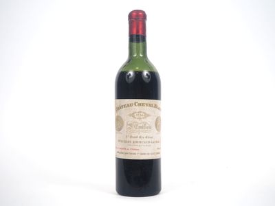 une bouteille de vin posée sur une table