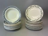 plusieurs assiettes empilées sur une table