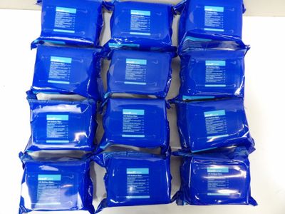 de nombreux sachets de savon bleu posés sur une table