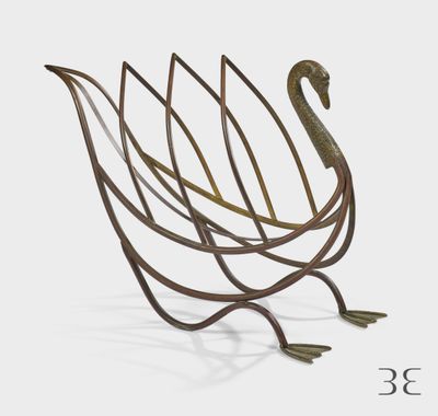 une sculpture métallique représentant un cygne sur fond blanc