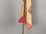 des drapeaux sur un mât surmonté d'un drapeau