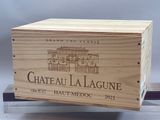 une boîte en bois sur laquelle figure une image du château de Lagonne