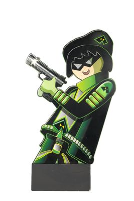 une figurine représentant une flèche verte tenant un pistolet, sur fond blanc