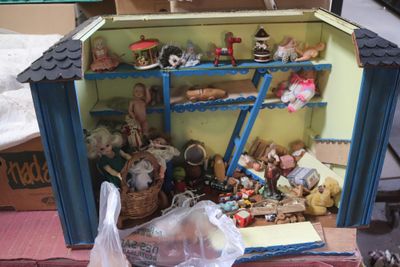 une maison de poupées avec plein de choses à l'intérieur