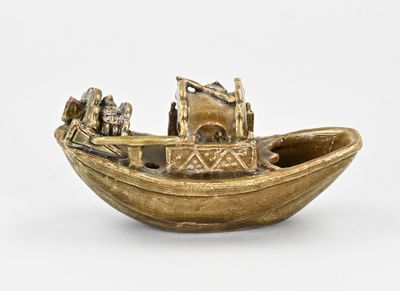 un petit bateau doré avec des personnes à bord, sur une surface blanche