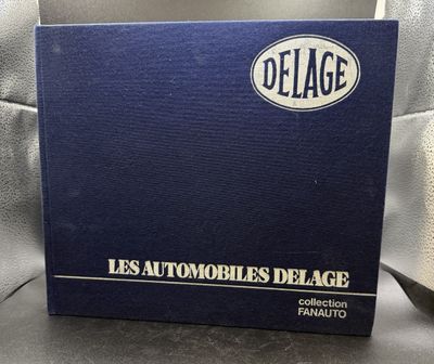 un gros plan d'une boîte de voitures Delage posée sur une chaise