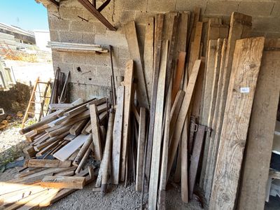 de nombreux morceaux de bois empilés les uns sur les autres