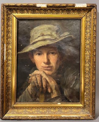 portrait d'une femme coiffée d'un chapeau de paille, la main posée sur le menton