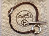un petit sac auquel sont accrochés une clé et un porte-clés