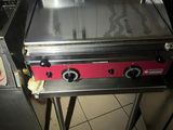 une plaque de cuisson posée sur une table dans une cuisine