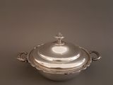 une cocotte ancienne en métal argenté avec un couvercle