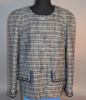 un gros plan sur un mannequin portant une veste noire et blanche