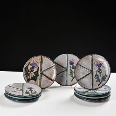 trois assiettes ornées de motifs sont posées sur une surface blanche